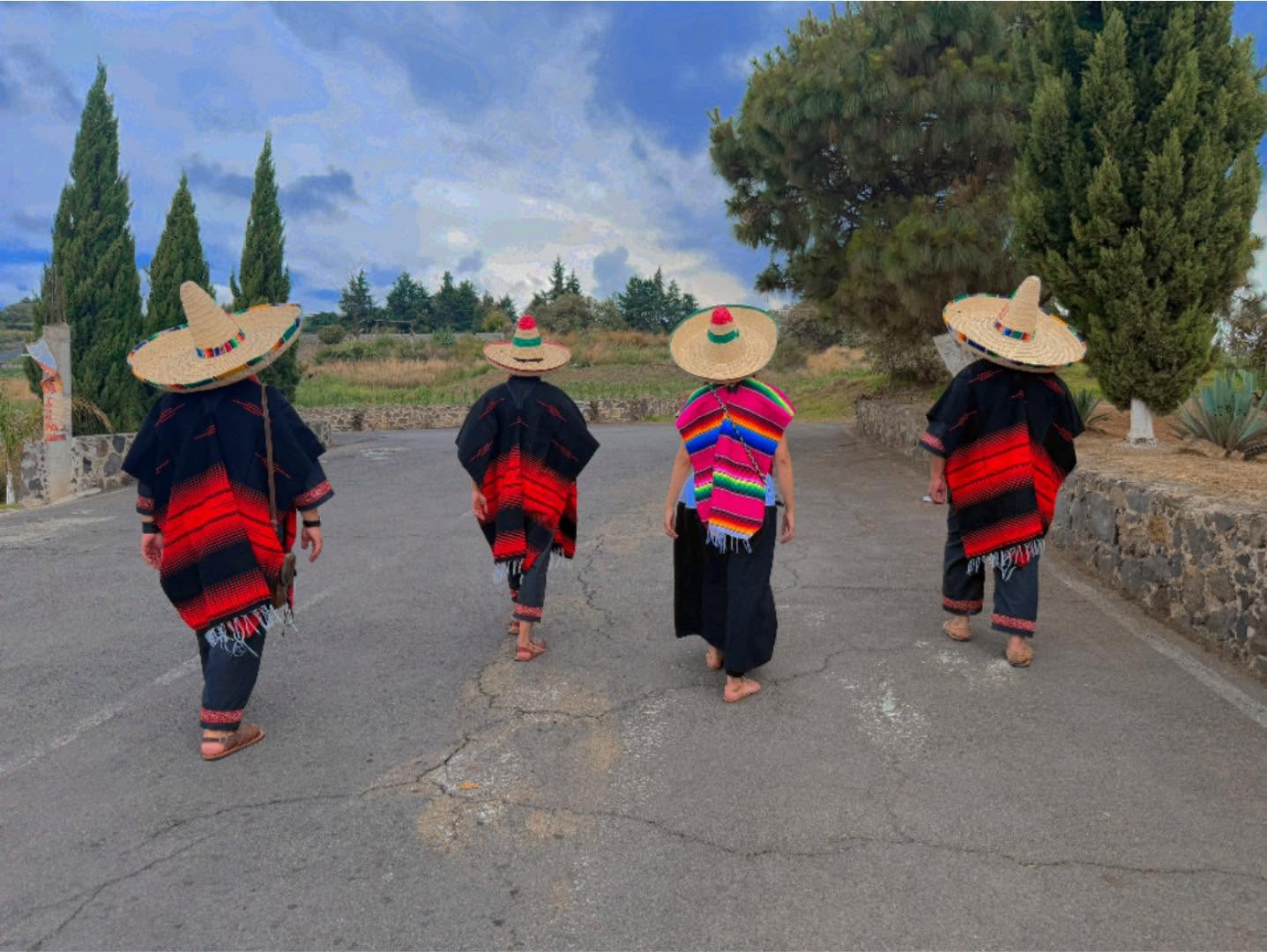 Los Tetlachihuis de espaldas